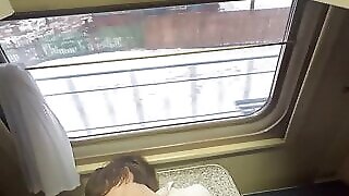 Смотреть видео - Ехал в поезде с грудастой телочкой и выебал